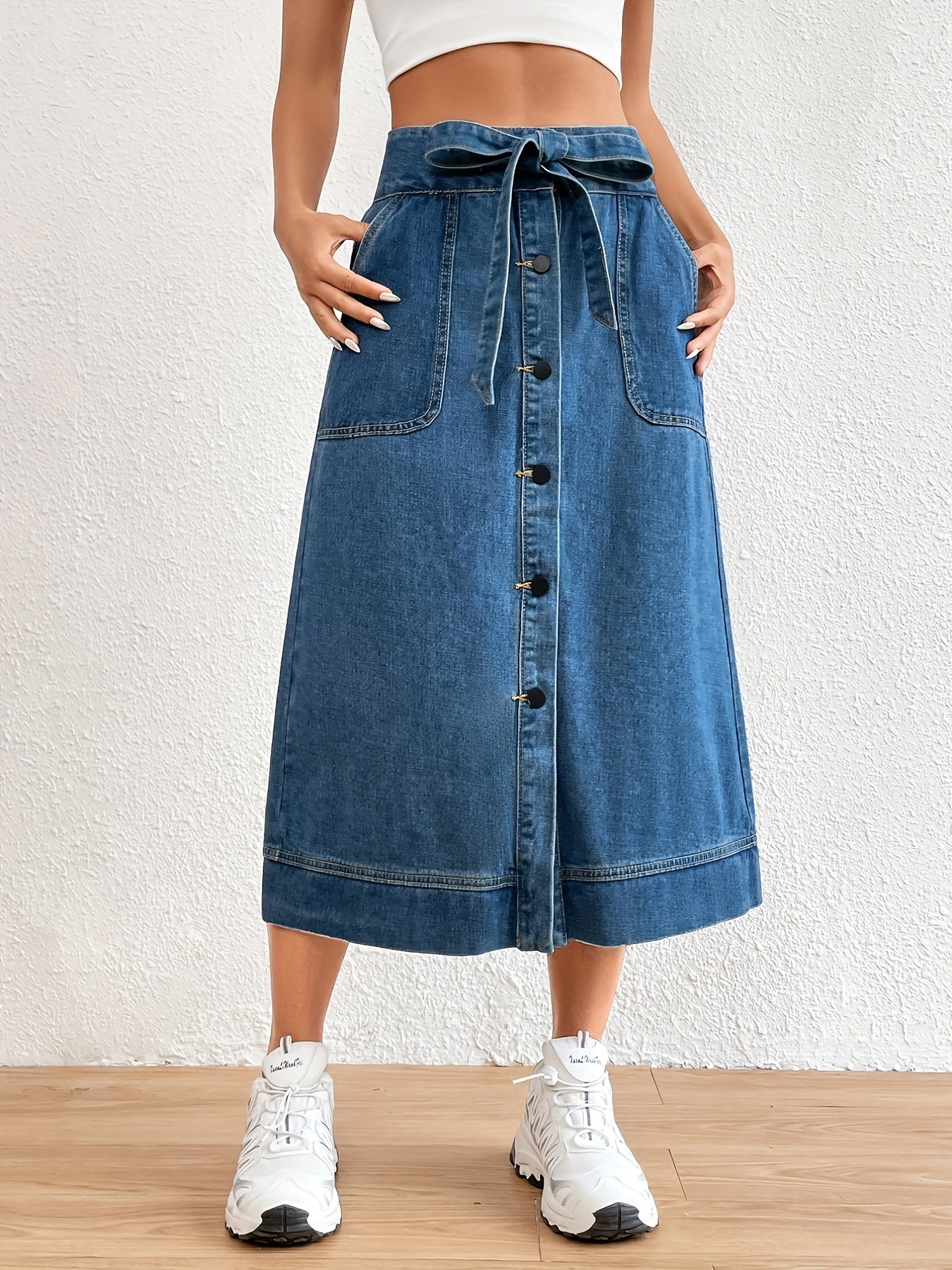 Ontdek de tijdloze elegantie van de denim midi rok met strikceintuur voor een klassieke look. Gemaakt van hoogwaardige denim en perfect voor elke gelegenheid! afbeelding 5