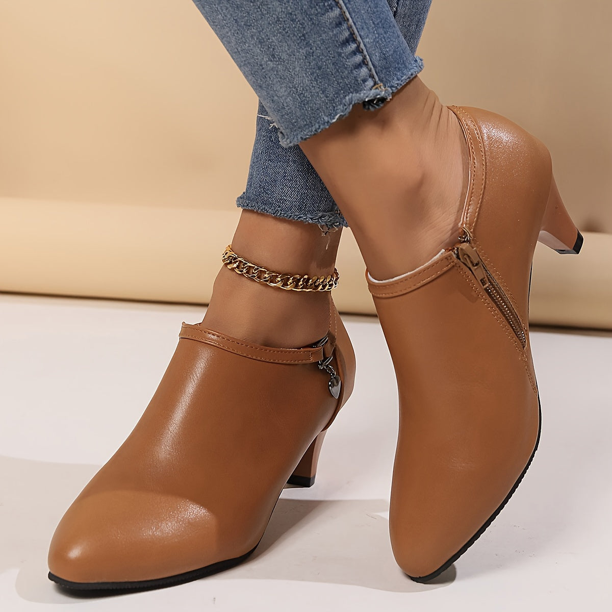 Stijlvolle zwarte pumps en enkellaarzen van hoogwaardig synthetisch leer met subtiele pailletten. Uitgebalanceerde mix van elegantie en comfort, perfect voor elke gelegenheid. Shop nu! afbeelding 3