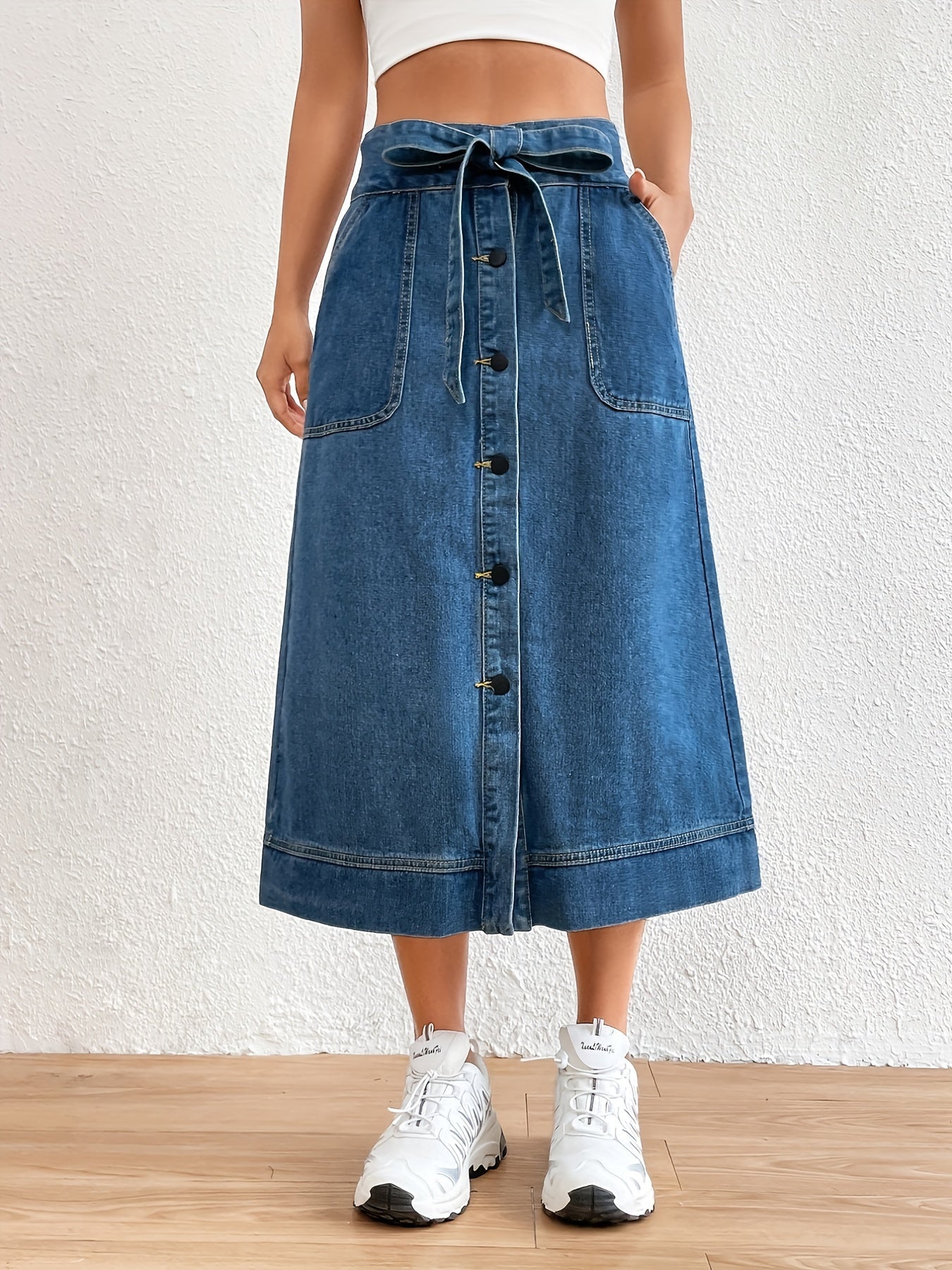 Ontdek de tijdloze elegantie van de denim midi rok met strikceintuur voor een klassieke look. Gemaakt van hoogwaardige denim en perfect voor elke gelegenheid! afbeelding 3