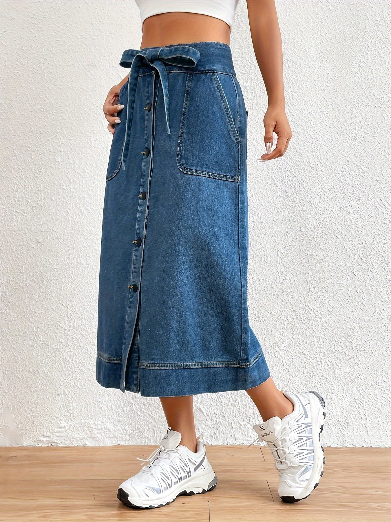 Ontdek de tijdloze elegantie van de denim midi rok met strikceintuur voor een klassieke look. Gemaakt van hoogwaardige denim en perfect voor elke gelegenheid! afbeelding 6