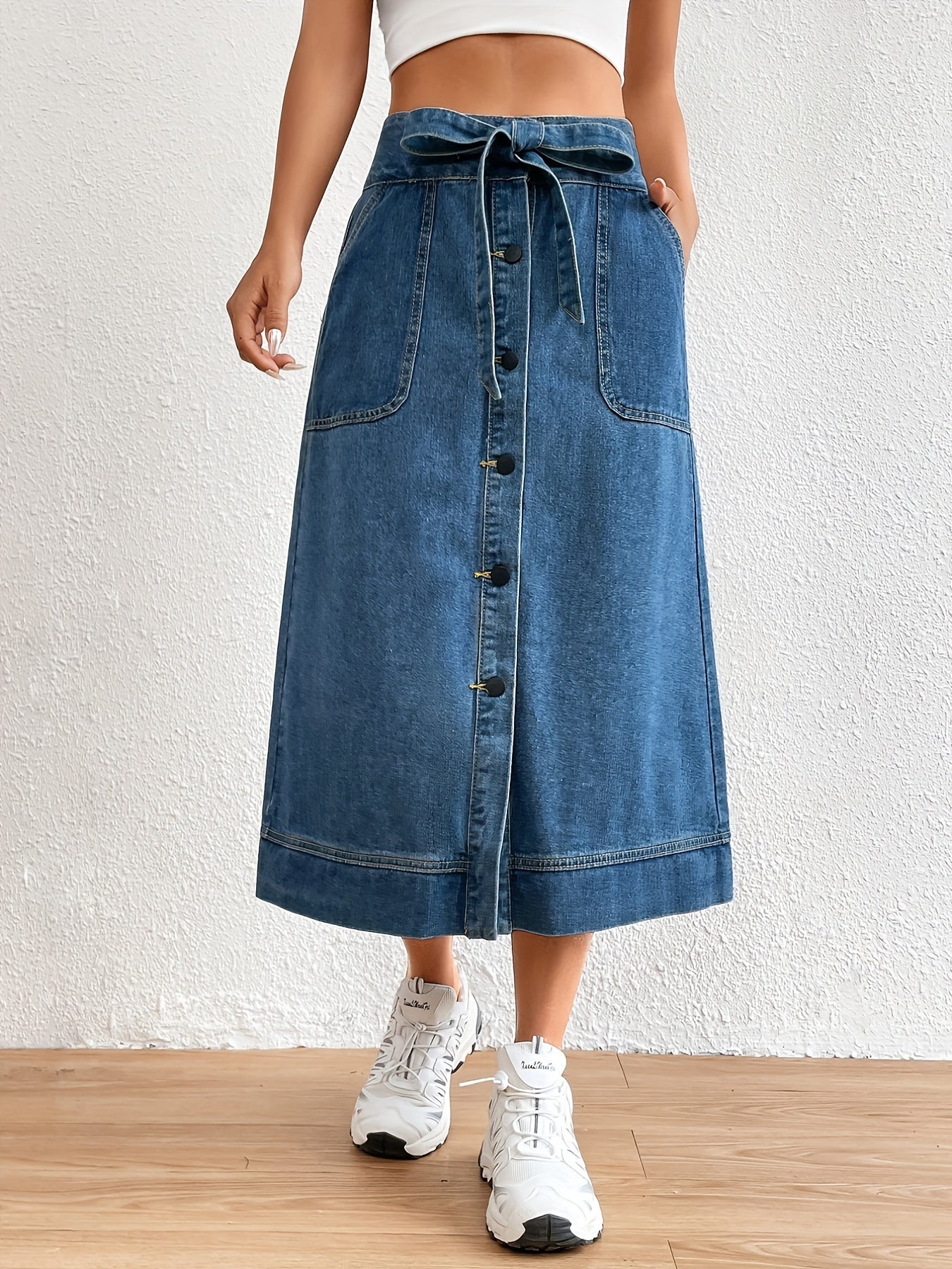 Ontdek de tijdloze elegantie van de denim midi rok met strikceintuur voor een klassieke look. Gemaakt van hoogwaardige denim en perfect voor elke gelegenheid! afbeelding 4