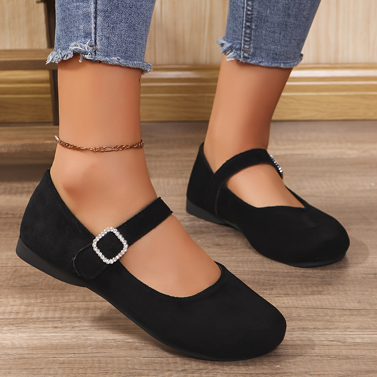 Lichtgewicht en veelzijdig: Flanel Ballet Flats met strass. Ontworpen voor stijlvolle vrouwen die comfort en elegantie willen combineren. Met flanel buitenkant en een glamoureuze gespsluiting zijn deze flats perfect voor iedere gelegenheid. Ontdek ze nu! afbeelding 2