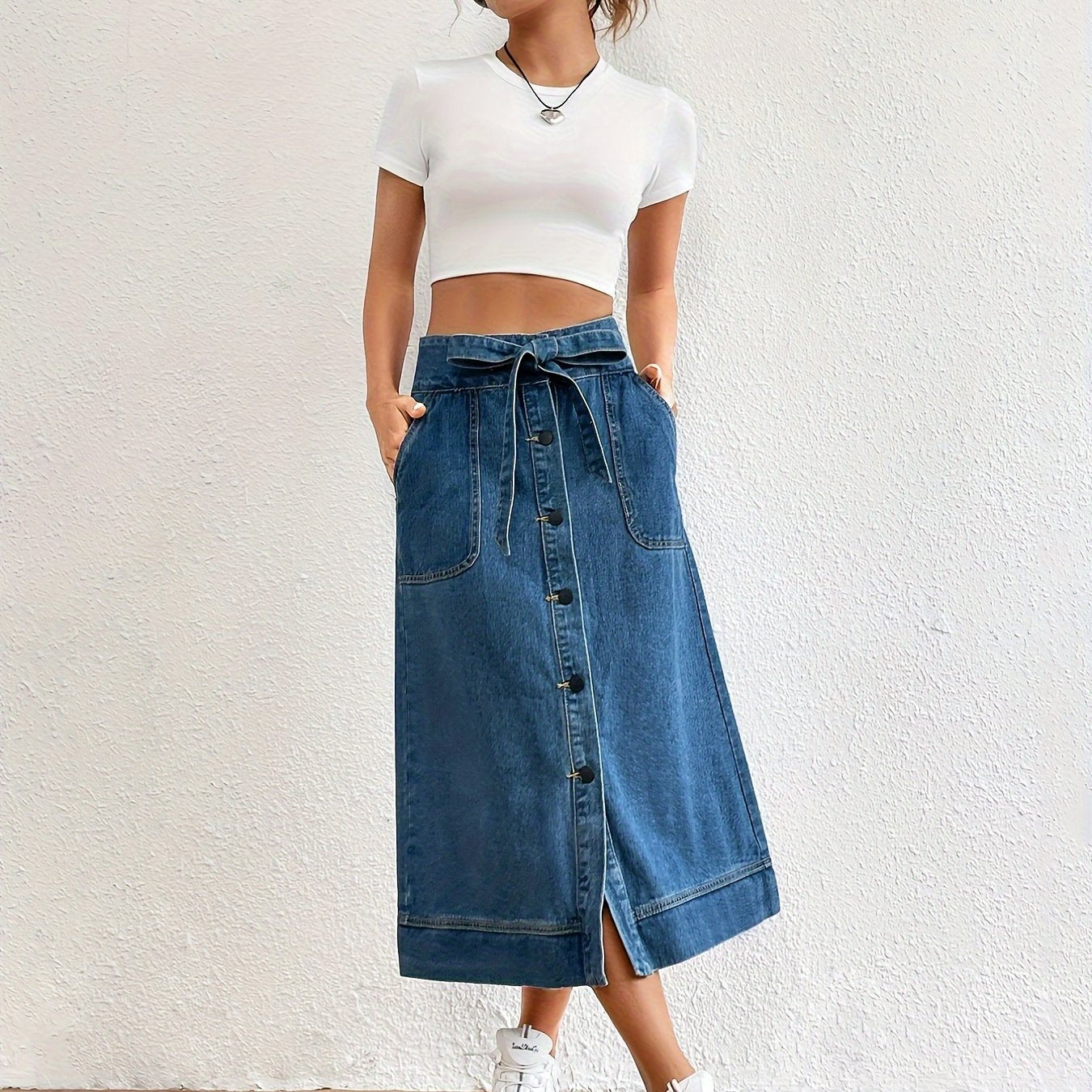 Ontdek de tijdloze elegantie van de denim midi rok met strikceintuur voor een klassieke look. Gemaakt van hoogwaardige denim en perfect voor elke gelegenheid! afbeelding 8