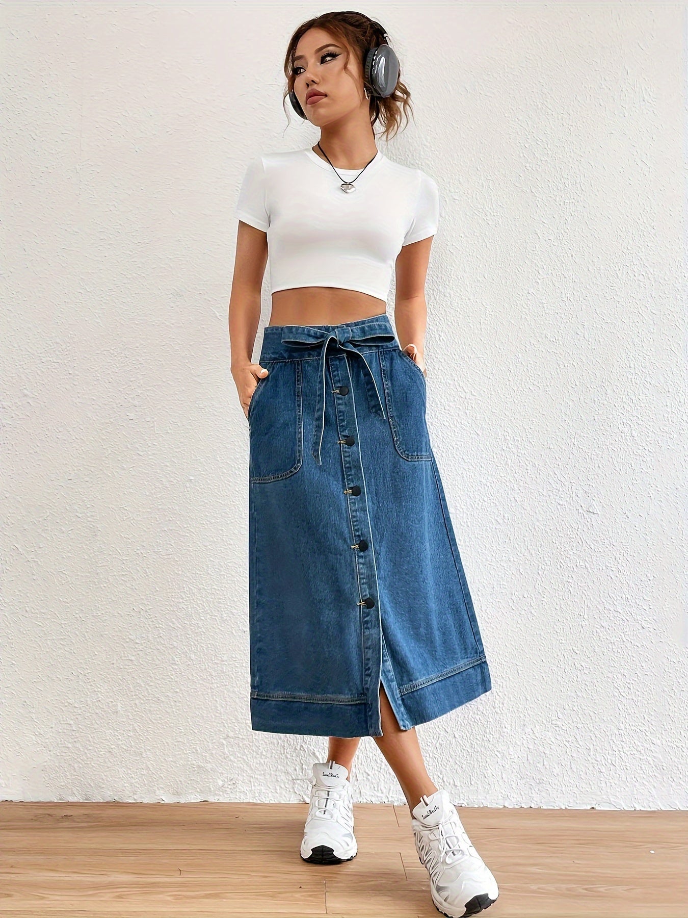 Ontdek de tijdloze elegantie van de denim midi rok met strikceintuur voor een klassieke look. Gemaakt van hoogwaardige denim en perfect voor elke gelegenheid! afbeelding 2